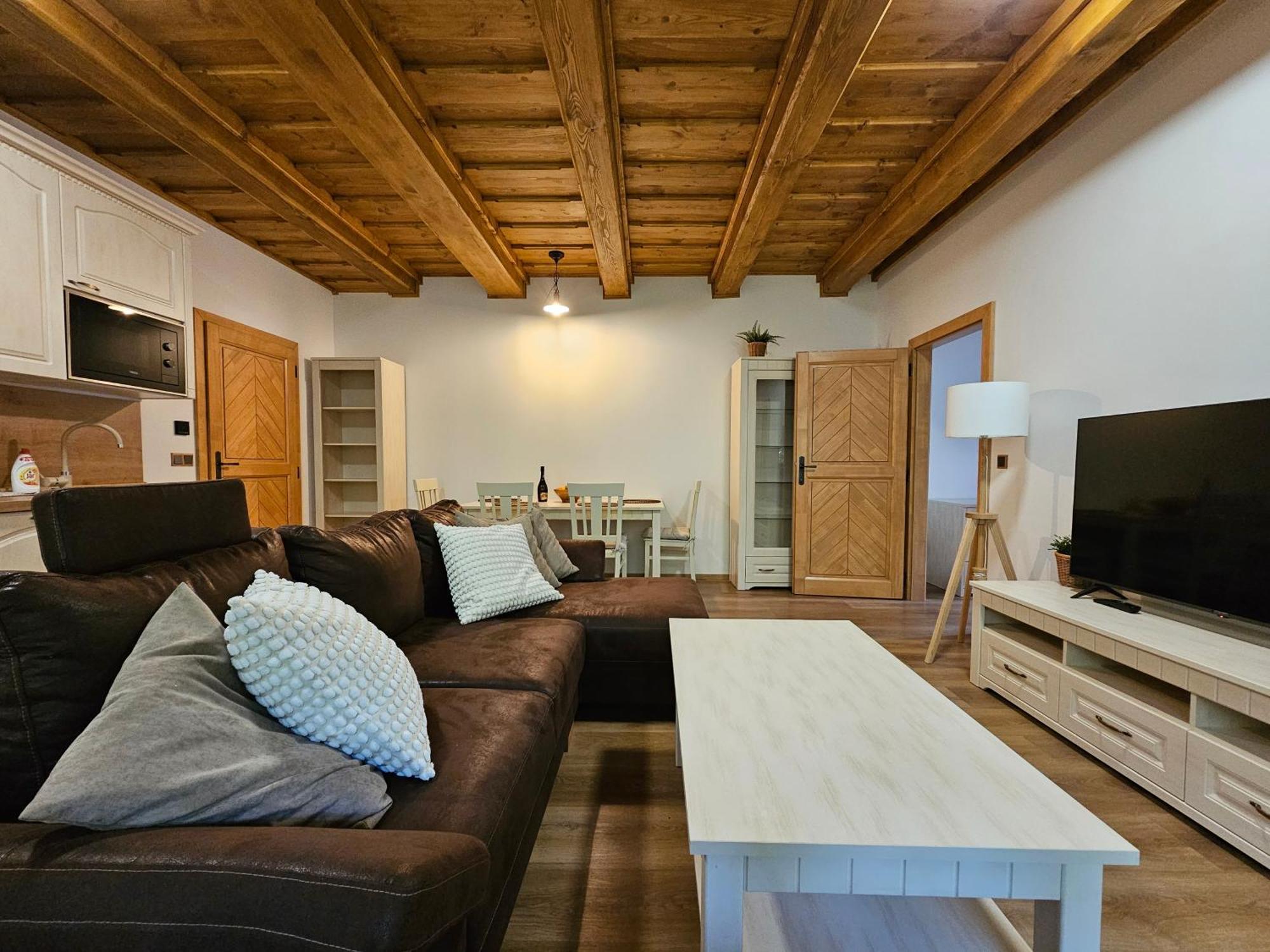 Apartmany Jezerne Velke Karlovice Ruang foto