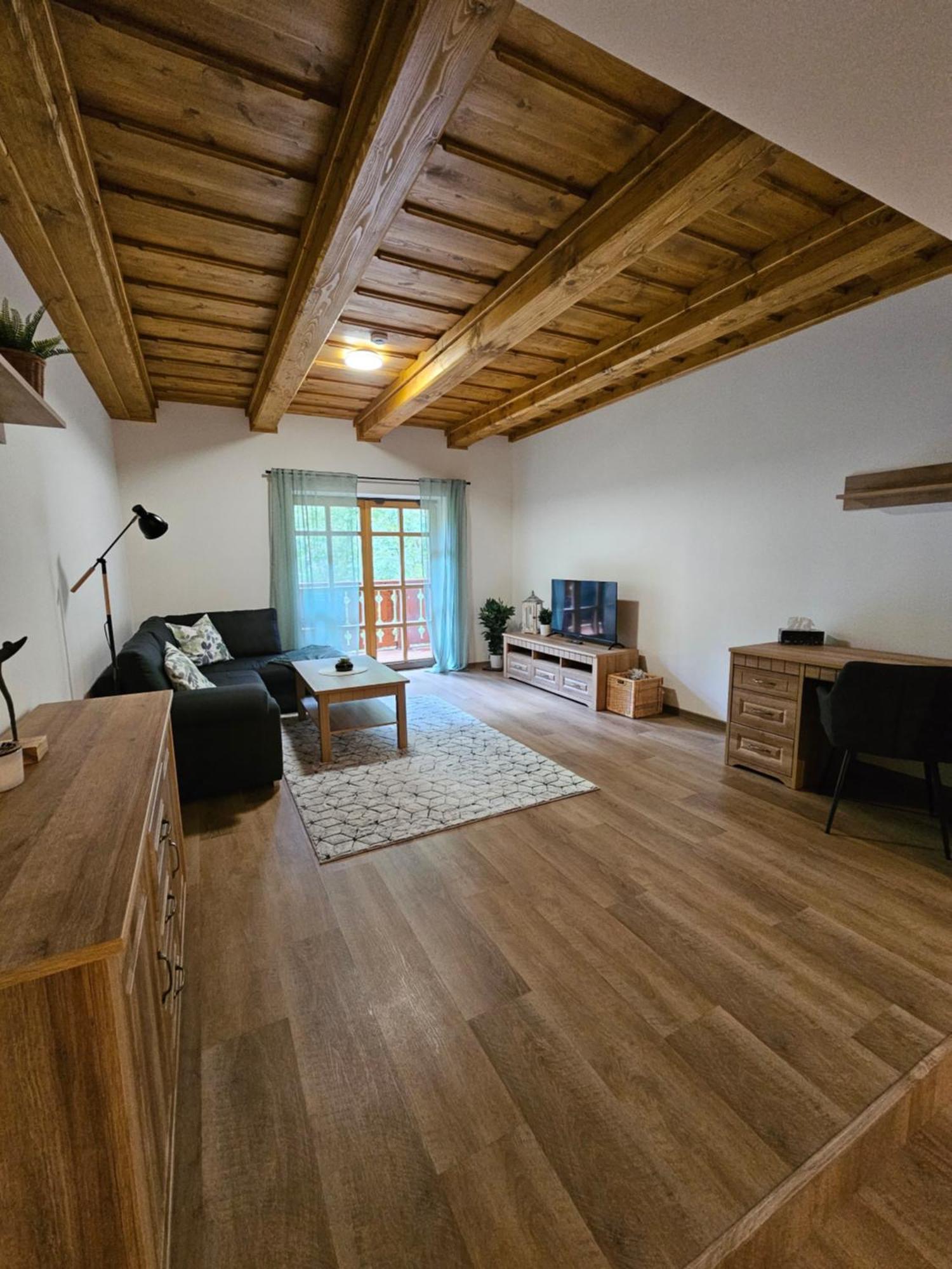 Apartmany Jezerne Velke Karlovice Ruang foto