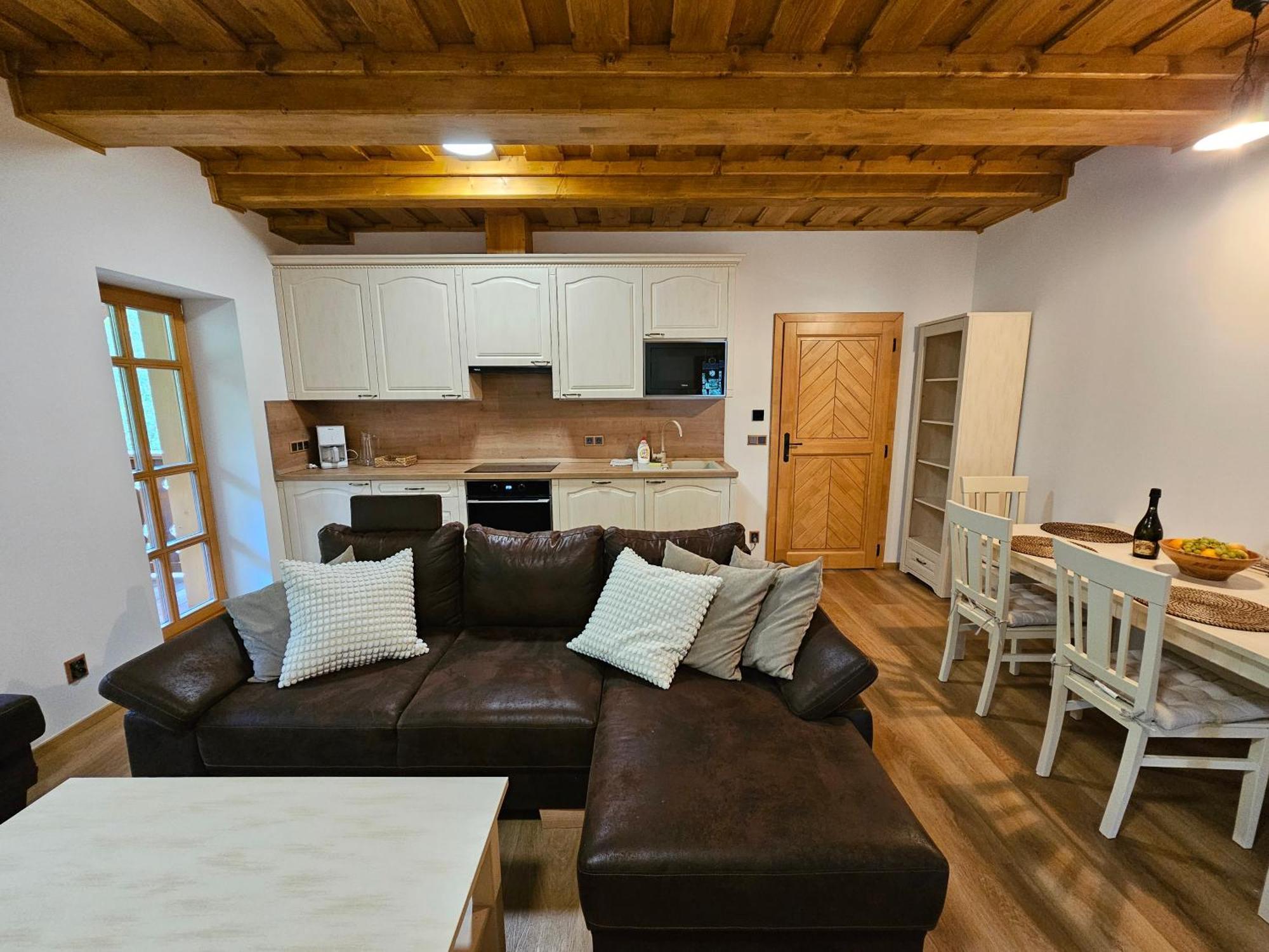 Apartmany Jezerne Velke Karlovice Ruang foto