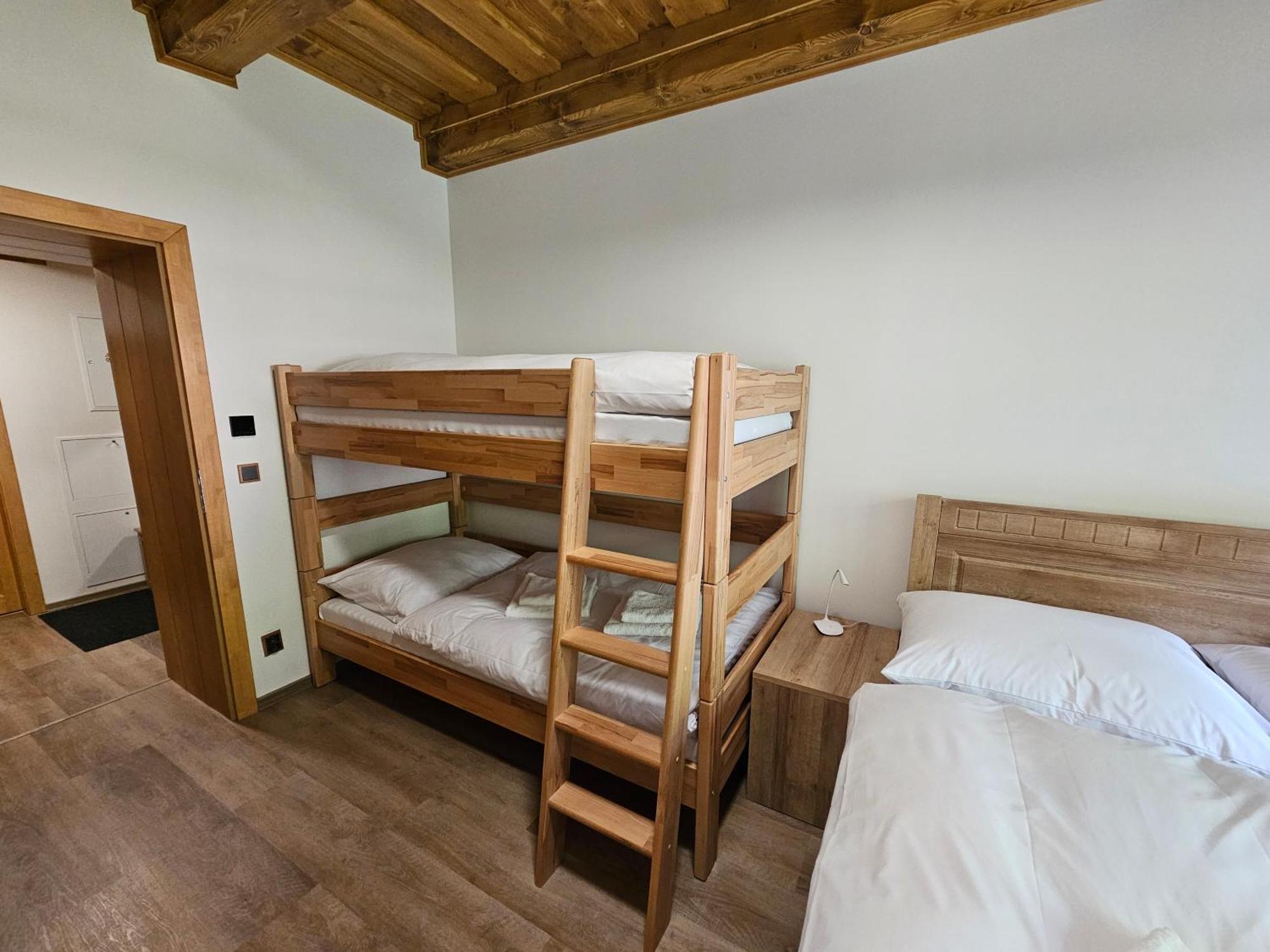 Apartmany Jezerne Velke Karlovice Ruang foto
